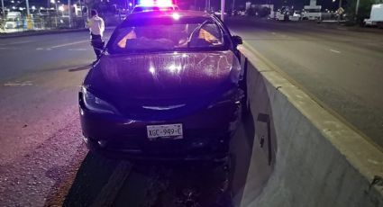 Abandonan auto tras chocar contra muros de concreto en Carretera Aeropuerto 