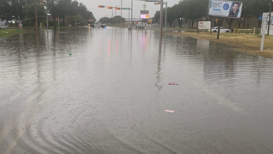 Laredo experimentó cruceros inundados con la lluvia copiosa pasado el mediodía de este lunes.