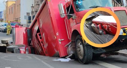 Enorme socavón provoca la caída de un camión y automóvil; hubo cuatro heridos | VIDEO