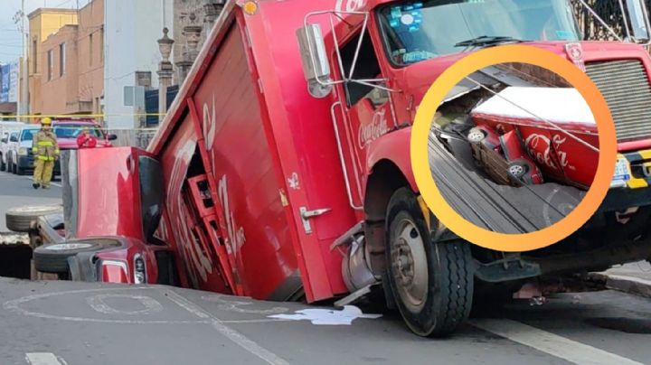 Enorme socavón provoca la caída de un camión y automóvil; hubo cuatro heridos | VIDEO