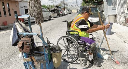 Faustín limpia las calles de Nuevo Laredo en silla de ruedas