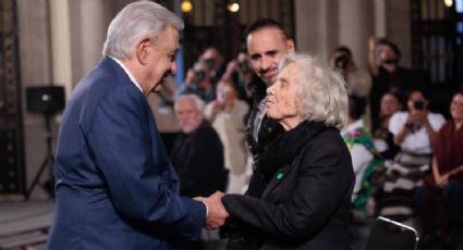 Elena Poniatowska asiste a la mañanera de AMLO como invitada especial; presidente la abraza