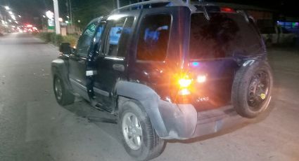 Choca y vuelca Jeep Liberty frente al Polyforum; conductor huye y abandona a jovencita lesionada