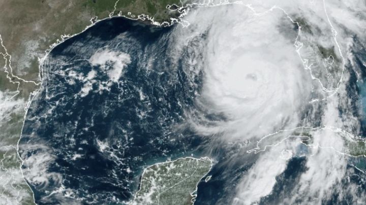 Huracán 'Imelda' se intensifica a categoría 2; ¿representa un riesgo para México?