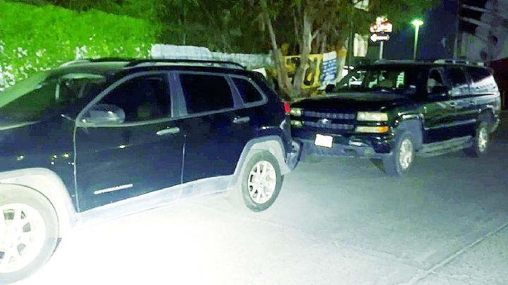 Jovencito no guarda su distancia y le pega por detrás a camioneta en la Eva Sámano