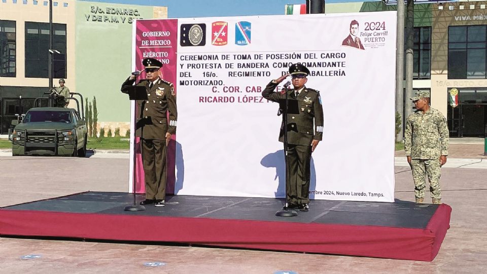 Al cambio de mando acudieron militares, jóvenes del servicio militar, autoridades municipales y la cónsul.