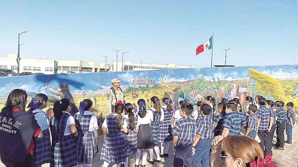 Los escolapios observaron un mural alusivo a la gesta heroica de los Niños Héroes.