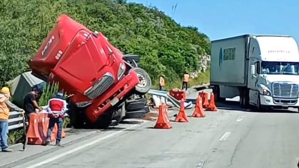 El conductor de la pesada unidad perdió en control, cayendo fuera de la vialidad