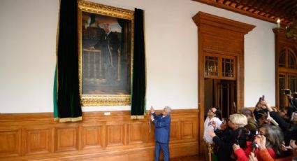 AMLO devela su retrato en óleo para la Galería de los Presidentes en Palacio Nacional