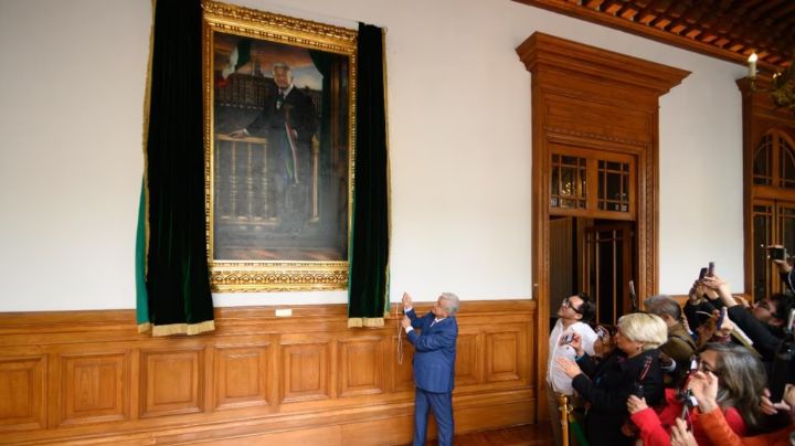 AMLO devela su retrato en óleo para la Galería de los Presidentes en Palacio Nacional