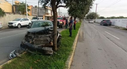 Nuevo Laredo: abandonan auto Avenger sobre la Ruiz Cortines tras impacto con árbol