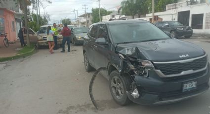 Mujer choca contra puerta de auto estacionado; conductor la abrió sin precaución