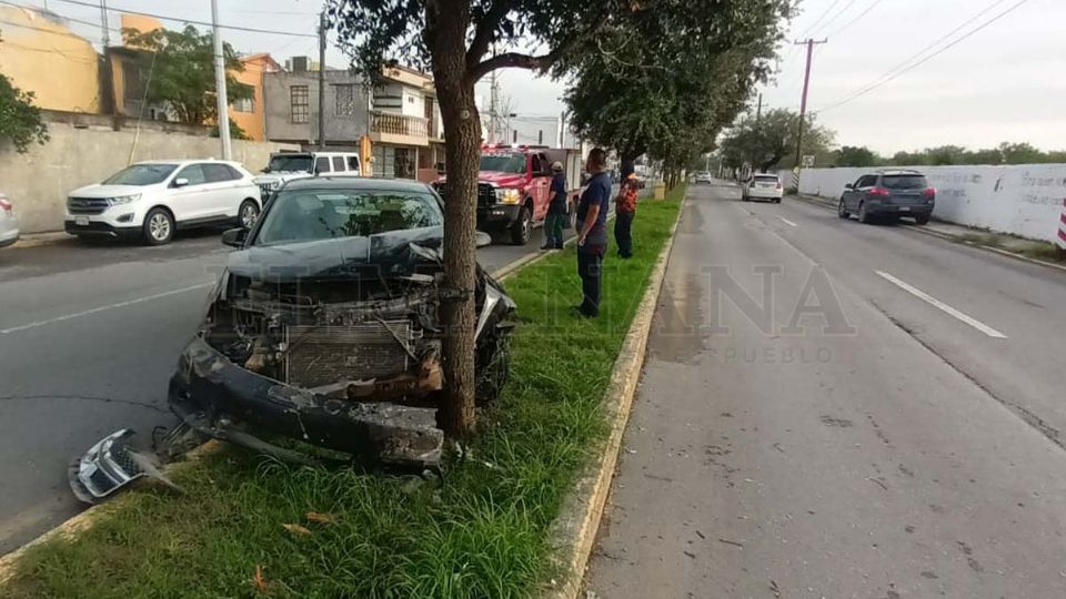 El Avenger quedó sobre el camellón de la calle Adolfo Ruiz Cortines