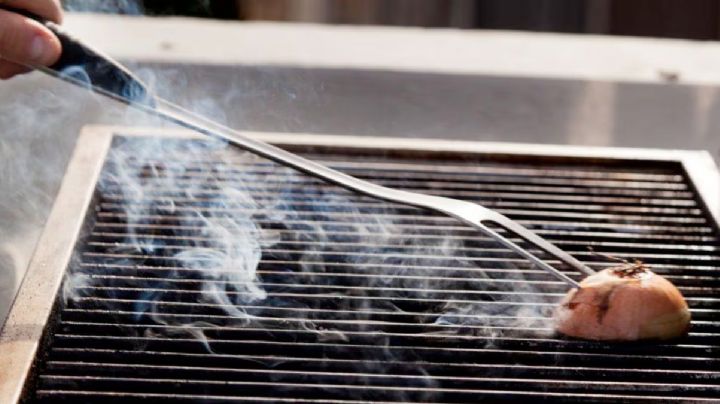 ¿La cebolla sirve para limpiar la parrilla del asador para la 'carnita asada'?