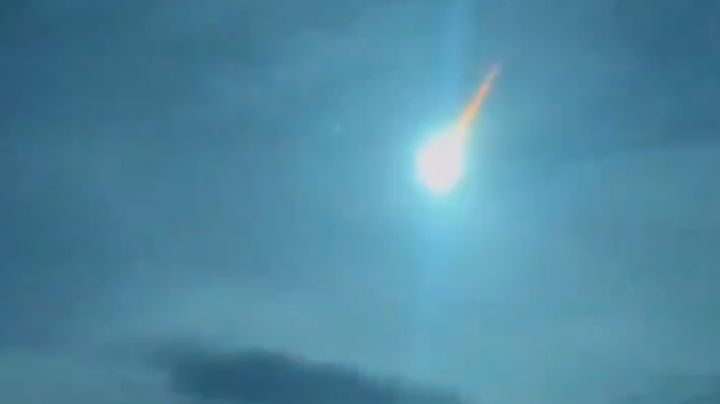 MOMENTO EXACTO en que un asteroide impacta en la Tierra y arde en fuego verde | VIDEO