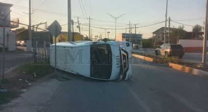 Chofer se voltea en calles de la Colonia Buenavista; salió vivo de milagro