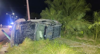 Camioneta termina volteada en Bulevar Municipio Libre; conductor se dio a la fuga