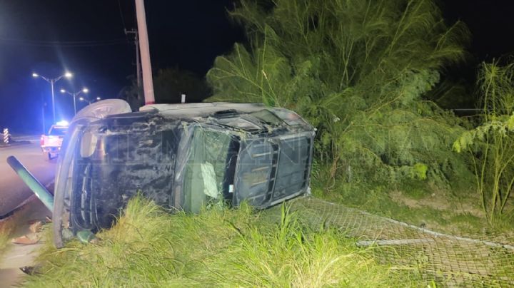 Camioneta termina volteada en Bulevar Municipio Libre; conductor se dio a la fuga