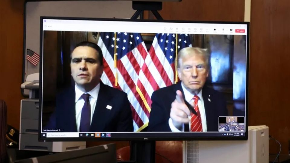 Desde una videoconferencia, el también empresario de Estados Unidos recibió esta resolución que lo exime de multas o de personación ante la corte con alguna periodicidad