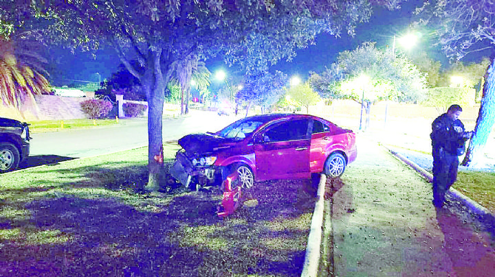Brenda se pasa de copas y choca en su auto con árbol en la Paseo Colón