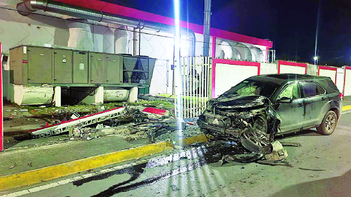 Choca su camioneta contra barda de la maquiladora Therm-X; conductor huye