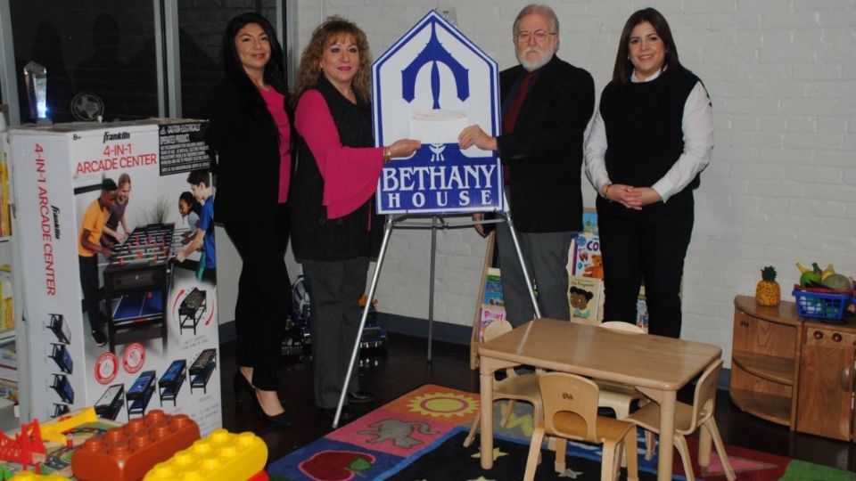 Miembros del Women`s City Club hicieron una donación especial al refugio de Bethany House