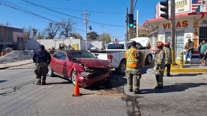 Nuevo Laredo: registran aparatoso choque en la Colonia Juárez; autos quedaron destrozados