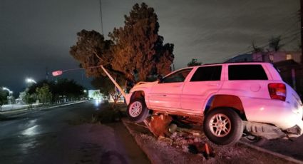 'Se le acabó la fiesta': conductor alcoholizado tumba poste en Nuevo Laredo