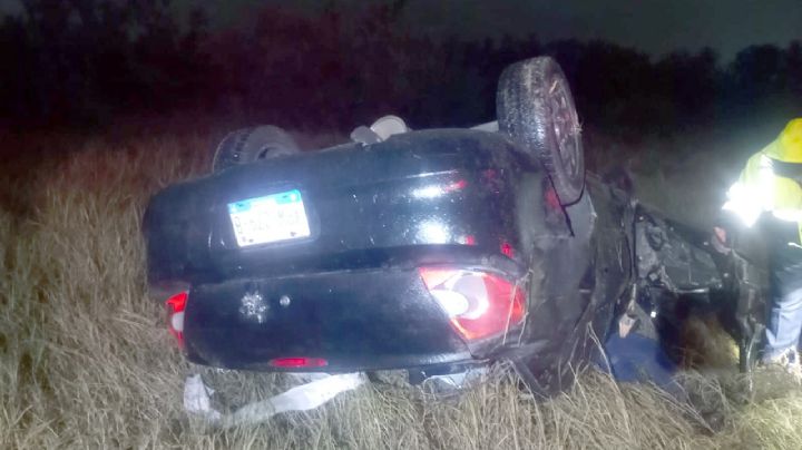 Mujer vuelca aparatosamente en Segundo Anillo Periférico en Nuevo Laredo; terminó en el hospital