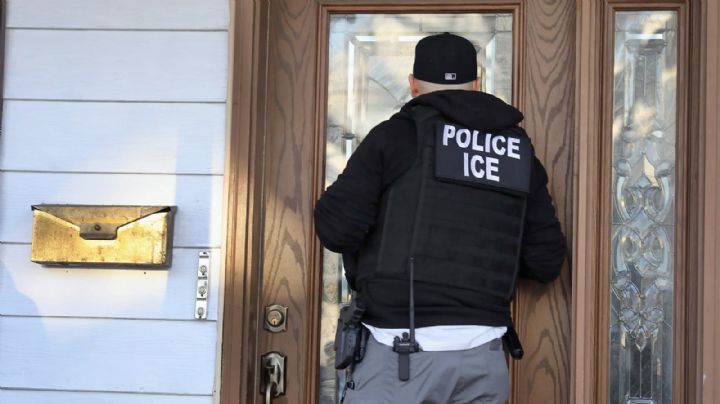 Redadas en EU: ¿qué debes hacer si un agente de migración llega y toca la puerta de tu casa?