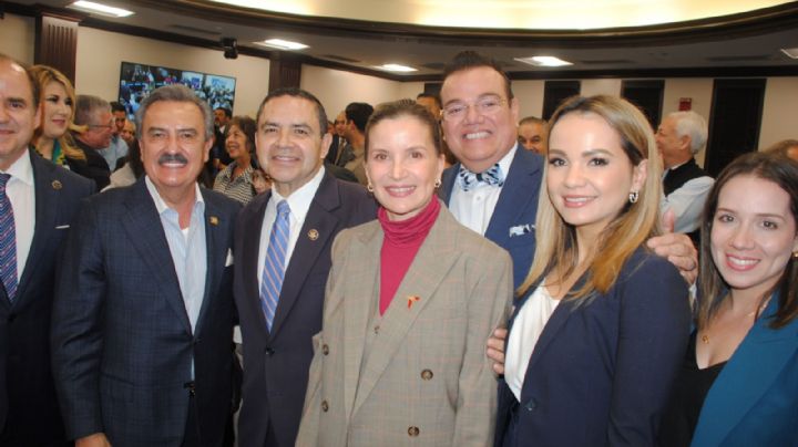 Henry Cuellar toma protesta como Congresista del Distrito 28 en Laredo
