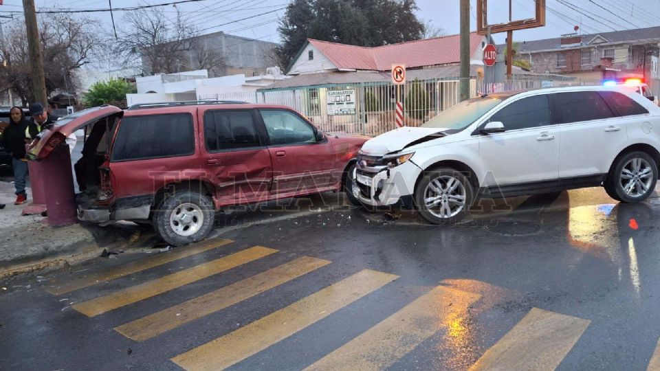 Chocan camionetas esta mañana