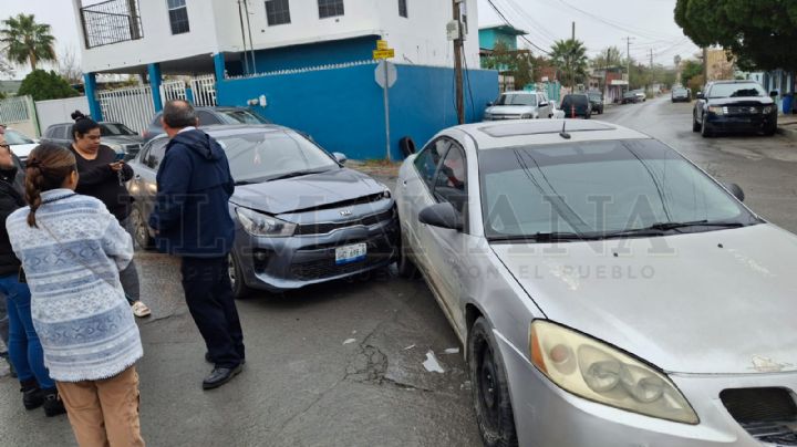 Encontronazo en la Colonia Palacios deja un auto dañado; ambas conductoras se echaron la culpa