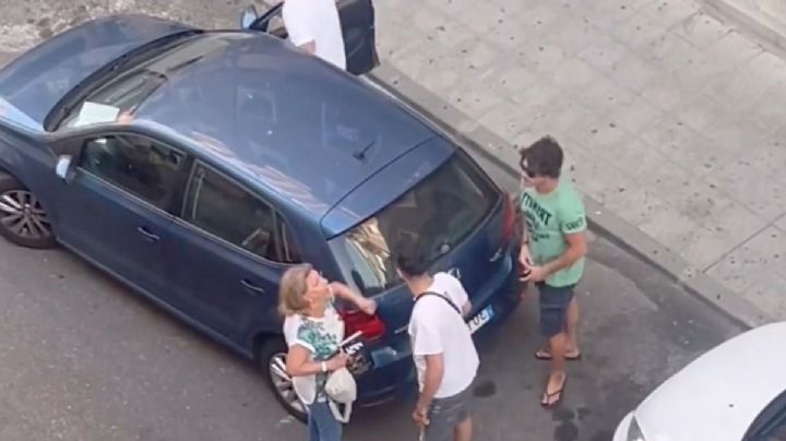 ¿Quién tiene preferencia en un estacionamiento, el que entra de frente o el que va de reversa?