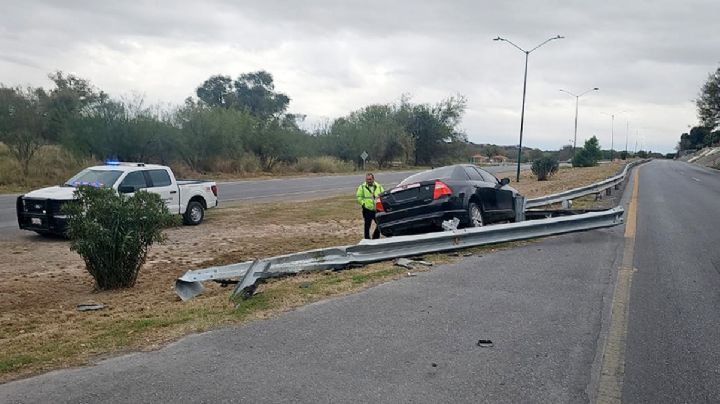 Conductor se lleva con su auto barandal del Colosio; prefiere huir que pagar los daños