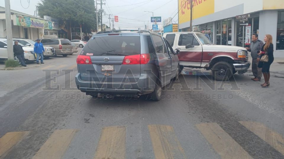 Saltarse las señalizaciones de tránsito le costaron caro a la conductora de esta camioneta, quien alió ilesa en este aparatoso choque