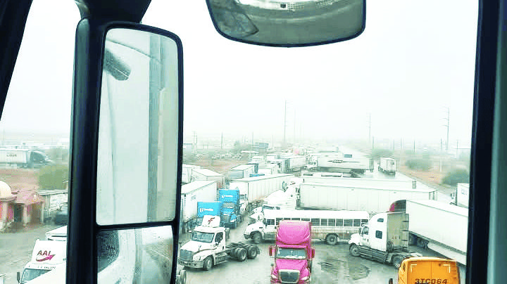 Falla en aduana causa largas filas