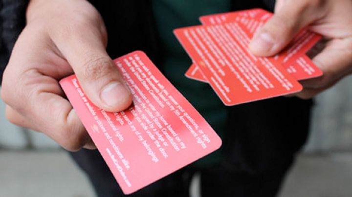 ¿Qué son y para qué sirven las tarjetas rojas para inmigrantes que se entregan en Estados Unidos?