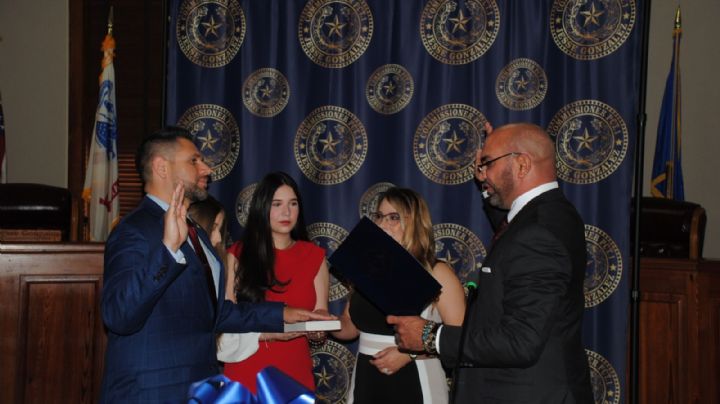 Jesse González toma juramento para su segunda reelección como Comisionado del Precinto 1 en Webb