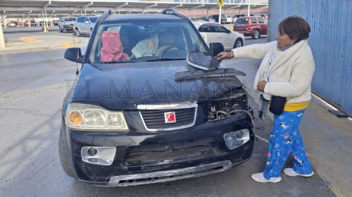 Nuevo Laredo: doña Maricela se lleva 'de corbata' a auto al salir de Chedraui 