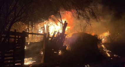 Muere hombre calcinado por incendio; frío extremo la obligó a prender una fogata