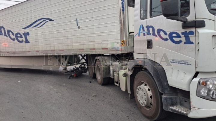 Motociclista es llevado al hospital de emergencia; quedó debajo de un tráiler en la César López de Lara