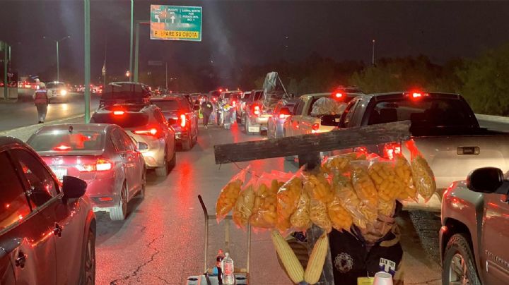 Regresa la última gran caravana de paisanos rumbo a EU; se satura el Puente Juárez-Lincoln