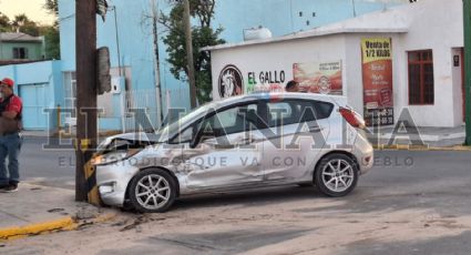 La chocan y se va contra un poste en la colonia Juárez; vive milagrosamente para contarlo