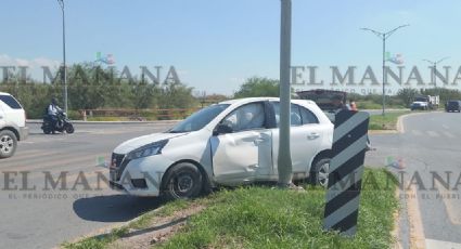 Impactante accidente en crucero de Municipio Libre; vehículo termina contra poste de alumbrado