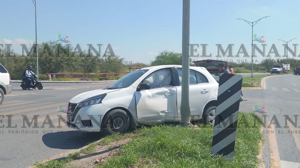 Vehículo impacta poste