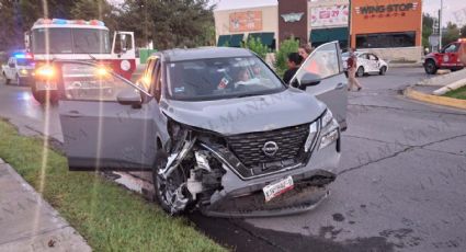 En Nuevo Laredo, abuelita destroza su camioneta nueva chocando a familia en la Paseo Colón