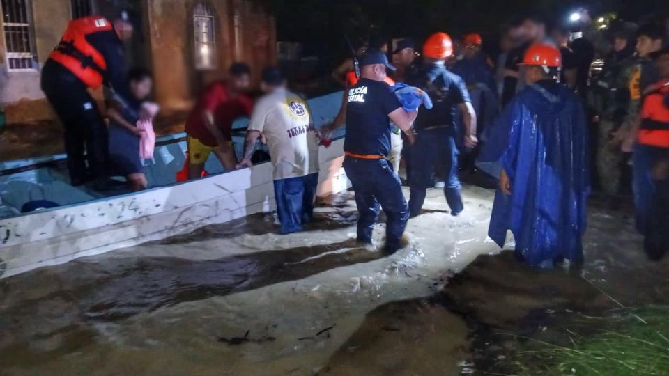 Las lluvias de las últimas horas causaron que una familia quedara atrapada