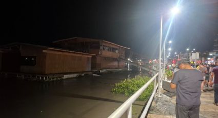 En Tuxpan, Veracruz, restaurante es arrastrado por la corriente; se perdió todo | VIDEO