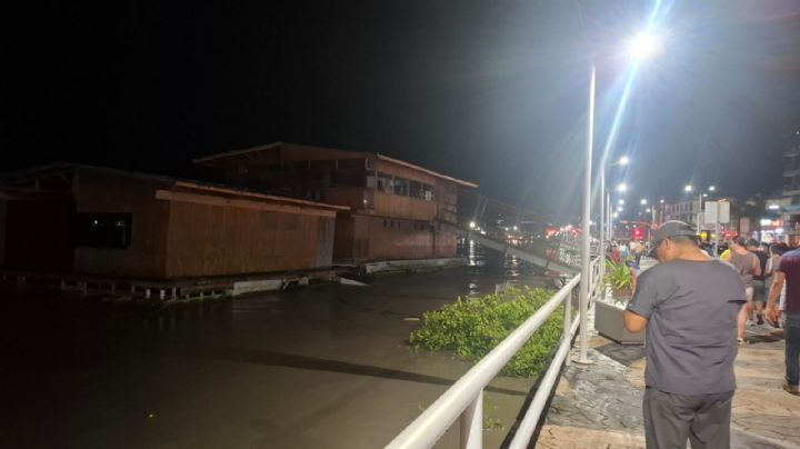 En Tuxpan, Veracruz, restaurante es arrastrado por la corriente; se perdió todo | VIDEO
